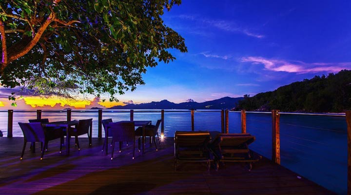 ANse-Soleil-Beachcomber-Deck-Night-Natt-Lounge-Sunset