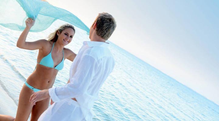 Ambre-Resort-Spa-Golf-Couple-Par-Romance-Romans-Beach-Strand