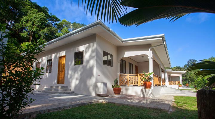 Anse-Soleil-Beachcomber-Chalet-Bungalow-Room-Sky