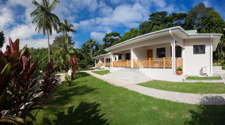 Anse-Soleil-Beachcomber-SEZ-Chalet-Grass-Green-Self-Catering