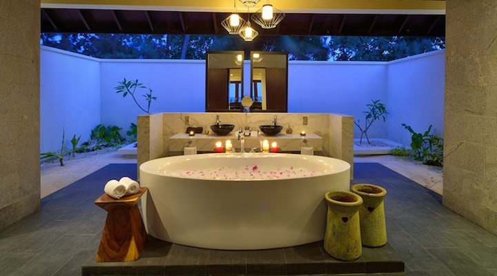 Atmosphere-Kanifushi-Poolvilla-Poolvillabathroom