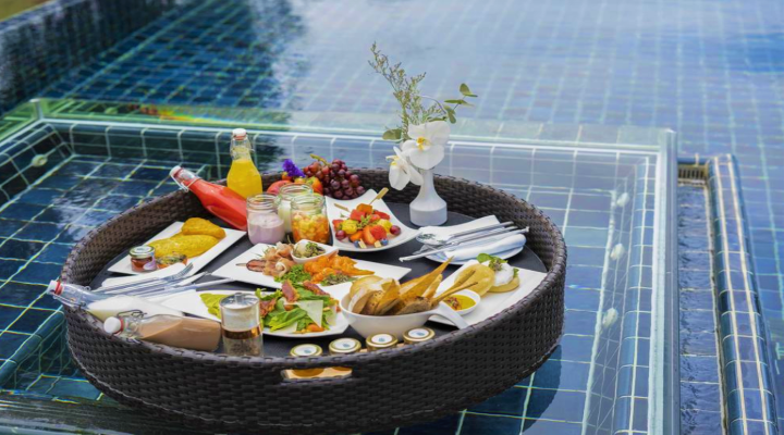 Banyan-Tree-Resort-Spa-Phuket-Floating-Breakfast-Frukost