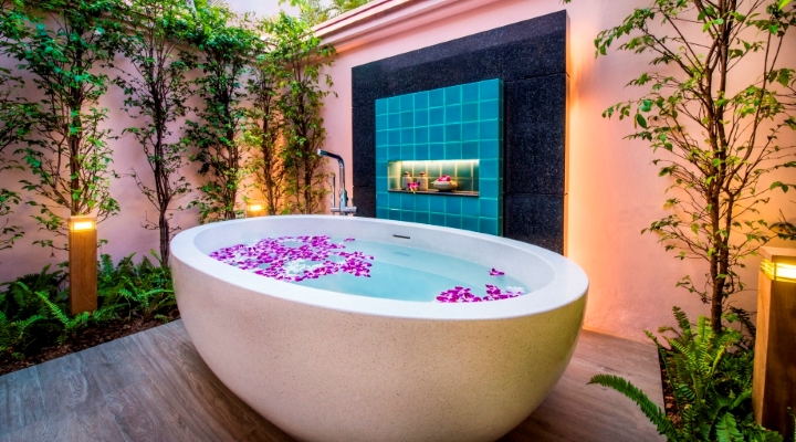 Banyan-Tree-Resort-Spa-Phuket-Pool-Villa-Bathtub-Bathroom