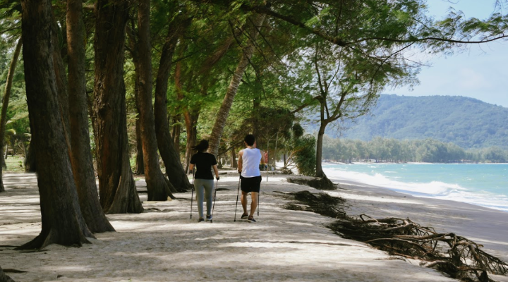 Banyan-Tree-Resort-Spa-Phuket-Wellbeing-Sanctury-promenad-walk-strand-beach