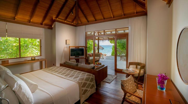 Baros-Resort-Spa-Beach-Bungalow-Beachbungalow-Bungalows-Bed-Sang-Beds