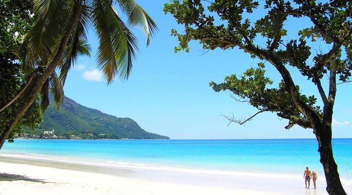 Beau-Vallon-Beach-Couple