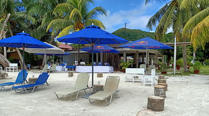 Berjaya-Praslin-Beach-Resort-Beach-Strand-Sunbed-Solstol-Solstolar