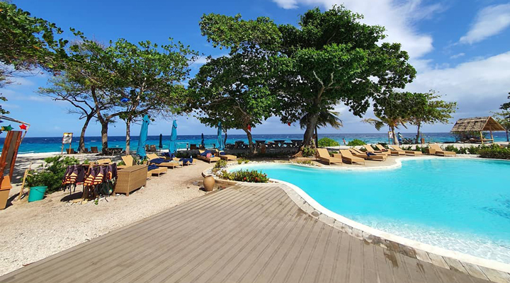 Bluewater-Sumilon-Beach-Resort-Spa-Pool-Poolen-Pooldeck-Deck