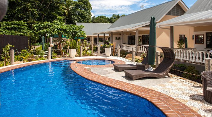 Cabanes-des-Anges-Pool-Sunbed-Garden