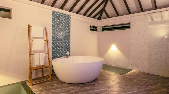 Carpe-Diem-Beach-Resort-Spa-Badrum-Bathroom-Bathtube-Badkar-Watervilla-Vattenvilla-Poolvilla