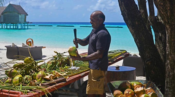 Constance-Moofushi-Resort-Spa-Coconut-Drink