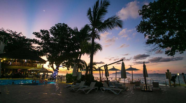 Coral-Strand-Smart-Choice-Hotel-Pool-Natt-Night-Sunset