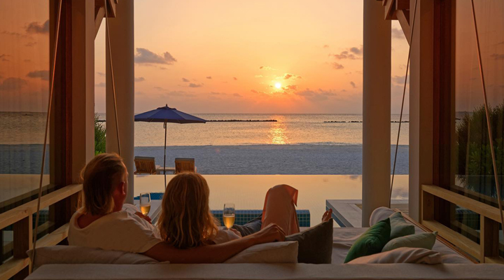 Emerald-Faarufushi-Resort-Spa-Sunset-Champagne-Sun-Sol-Par-Romans