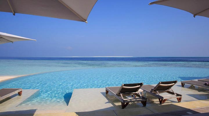 Hurawalhi-Island-Resort-Spa-Pool-Pooldeck-Sunbed-Solsang