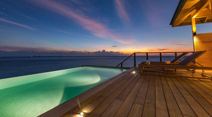 Hurawalhi-Poolvilla-Sunset-Pool-Lights-Skies