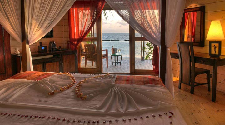 Komandoo-Beach-Villa-Bed