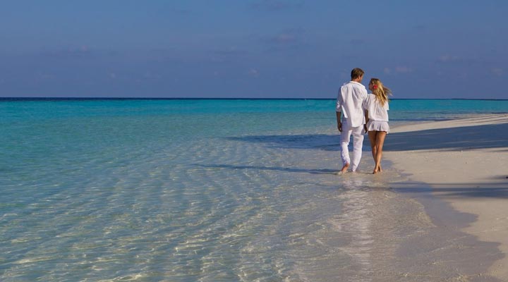 Komandoo-Beachwalk-Couple