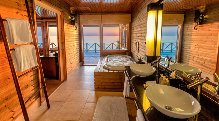 Komandoo-Island-Resort-Spa-Watervilla-Vattenvilla-Bathroom-Badrum