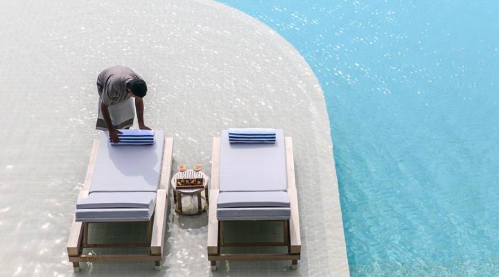 Kudadoo-Island-Resort-Spa-Sunbeds-Pool-Poolen