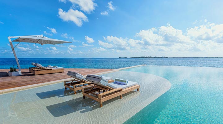 Kudadoo-Private-Island-Resort-Spa-Hurawalhi-Pool-Sundeck