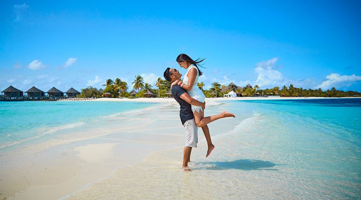 Kuredu-Sandbank-Couple-Lagoon-Watervilla-Sand