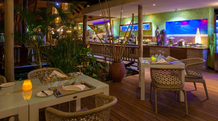 Le-Duc-Praslin-Resort-Spa-Maten-Mat-Restaurang-Lounge