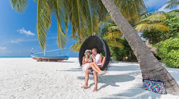 Meeru-Chair-Beach-Strand-Couple-Par-Palm-Coconut