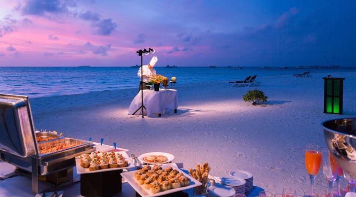 Meeru-Island-Resort-Spa-Meerufenfushi-Dinner-Food-Mat-Sunset-Solnedgang