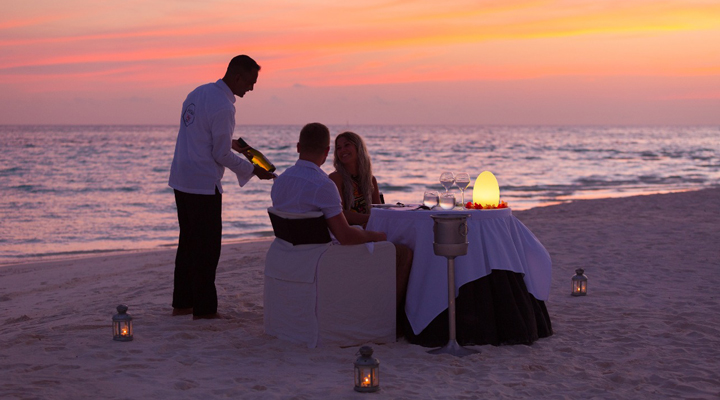 Meeru-Island-Resort-Spa-Sunset-Dinner-Romans