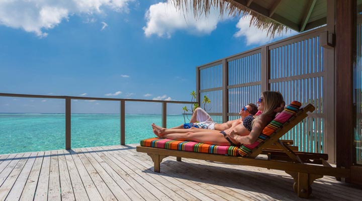 Meeru-Meerufenfushi-Jacuzzi-Water-Villa-Deck-Couple-Par