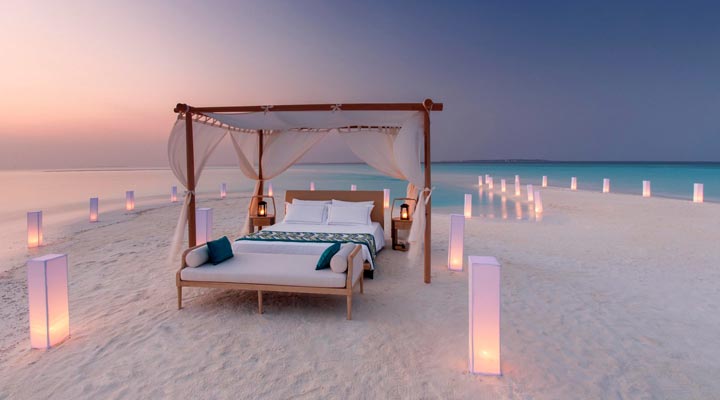 Milaidhoo-Island-Resort-Spa-Sandbank-Par-Couple-Romance-Romans-Sand