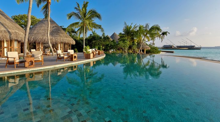 Milaidhoo-Pool-Pooldeck-Main-Bar-Palm-View