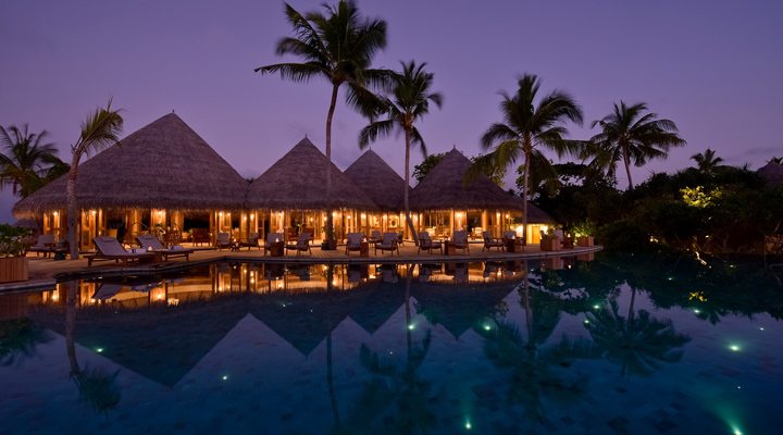 Milaidhoo-Pool-Pools-Sunbed-Sundeck-Night