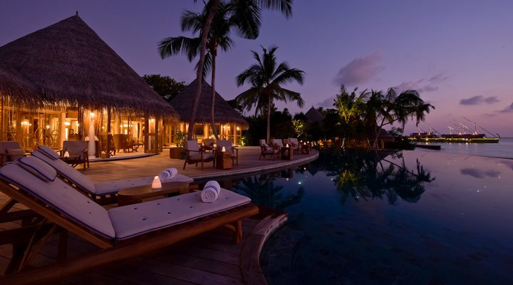 Milaidhoo-Pool-Sunset-Pooldeck-sunbed