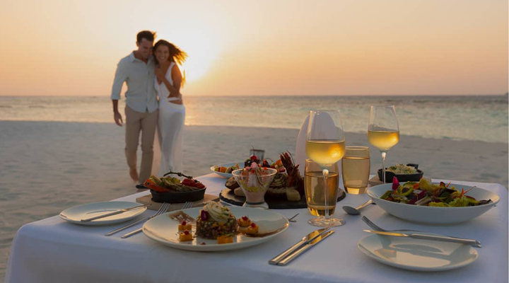 Movenpick-Resort-Spa-Kuredhivaru-Table-Dinner-Sunset-Strand