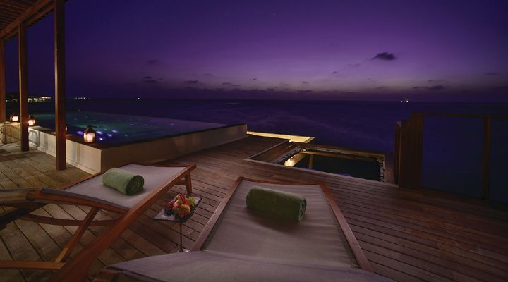 OZEN-Water-Suite-Nights-Sunset-Pool-Sunbed-Maadhoo