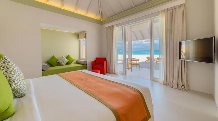 Olhuveli-Beach-Spa-Resort-Grand-Beach-Villa-Poolen-Bed-Sang