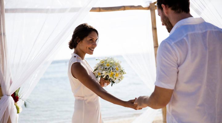 Outrigger-MRU-Wedding-Couple-Beach-Strand