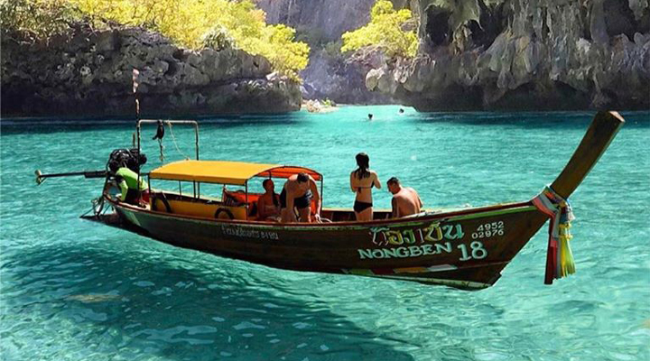 Phi-Phi-Island-Village-Resort-Spa-Boats-Baten