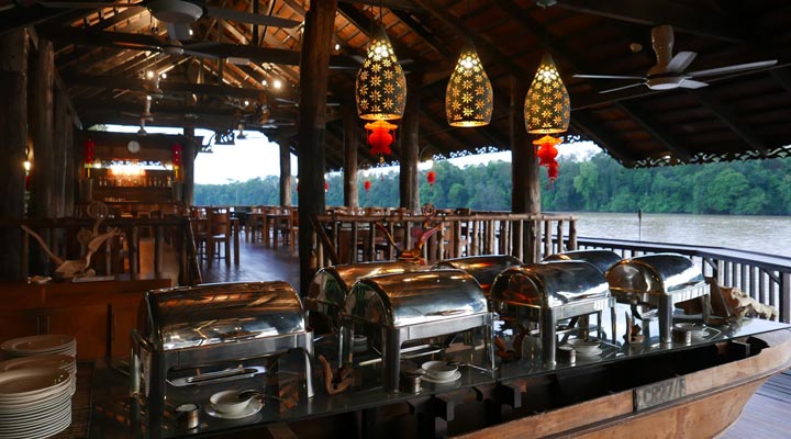 Sukau-Rainforest-Lodge-Eat-Food-Mat-River-Flood-Restaurant-Restaurang