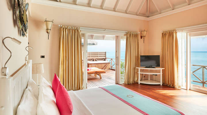 Sun-Siyam-Vilu-Reef-Resort-Spa-Bed-Sang-Room-Rum-Vattenvilla