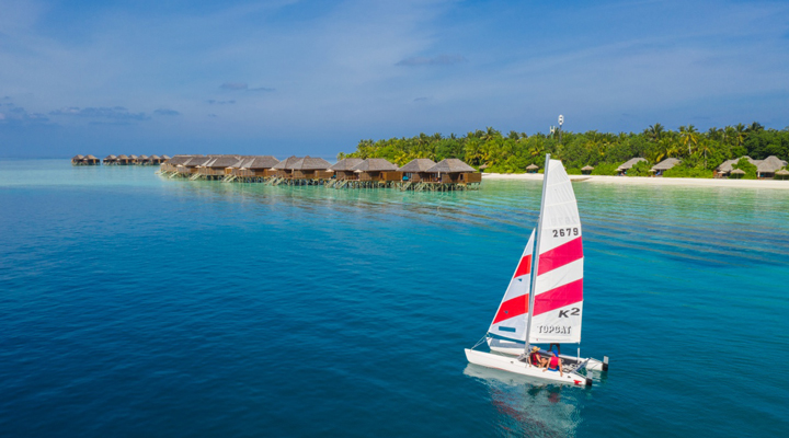 Veligandu-Island-Resort-Spa-Hobiecat-Boat-Bat-Lagun