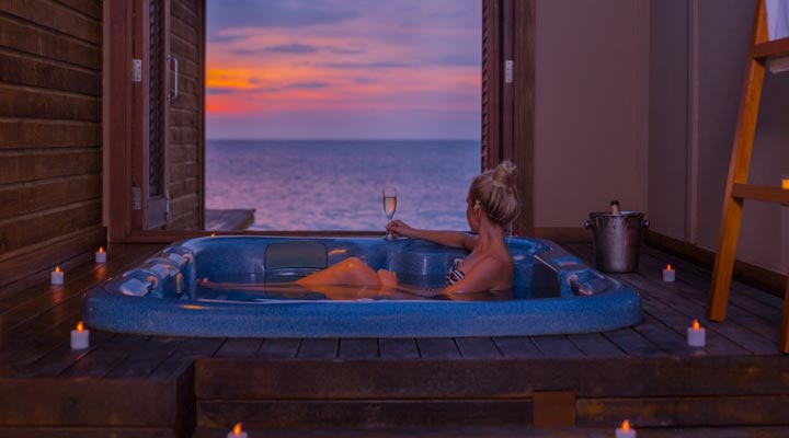 Veligandu-Island-Resort-Spa-Jacuzzi-Water-Villa-Vattenvilla