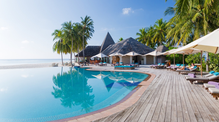 Veligandu-Island-Resort-Spa-Pool-Pools-Poolen-Pooldeck-Sunbed