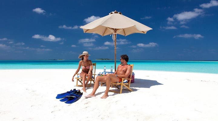 Vilamendhoo-Island-Resort-Couple-Par-Sandbank-Lagoon-Lagun-Sand-Ocean-Hav