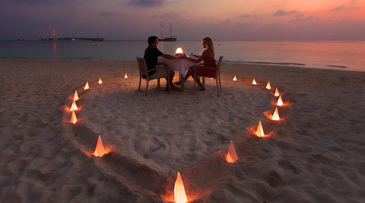 Vilamendhoo-Island-Resort-Spa-Dinner-Middag-Sunset-Par-Couple-Romans-Romance