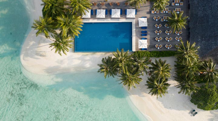 Vilamendhoo-Island-Resort-Spa-Pool-Sand-Strand