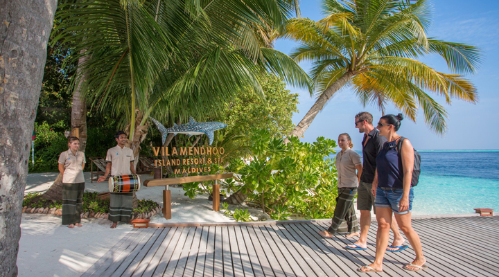 Vilamendhoo-Island-Resort-Spa-Welcome-Pier-Brygga-Hamn-Ankomst