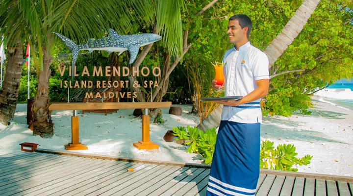 Vilamendhoo-Welcome-Sign-Drink-Pier