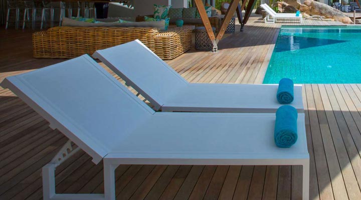 Villa-Deckenia-Poolvilla-Decks-Sunbeds-Solsangar